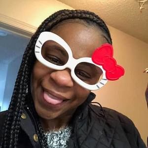 Meet your Posher, Raquel